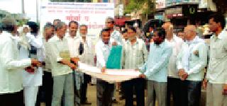 'Bhikh Maango' movement of workers of 'Vasant' | ‘वसंत’च्या कामगारांचे ‘भीक मांगो’ आंदोलन 'Bhikh Maango' movement of workers of 'Vasant' | ‘वसंत’च्या कामगारांचे ‘भीक मांगो’ आंदोलन