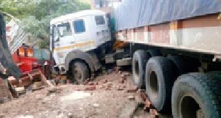 The unchecked truck entered the house | अनियंत्रित ट्रक घरात शिरला The unchecked truck entered the house | अनियंत्रित ट्रक घरात शिरला