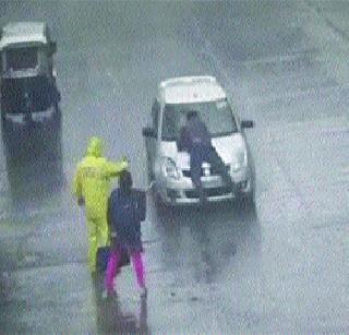 The motorist took away the motorbike | बसचालकाला नेले माथेफिरूने फरफटत