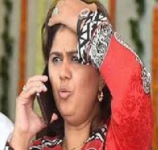 Pankaja Munde again promises to lift the slippers by the employee | कर्मचा-याने चप्पल उचलल्याने पंकजा मुंडे पुन्हा वादात Pankaja Munde again promises to lift the slippers by the employee | कर्मचा-याने चप्पल उचलल्याने पंकजा मुंडे पुन्हा वादात