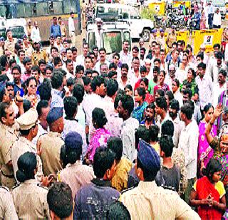 Stab at the police station | पोलीस ठाण्यावर ठिय्या