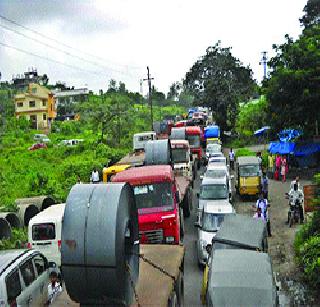 Kondi on the Mumbai-Goa highway | मुंबई-गोवा महामार्गावर कोंडी