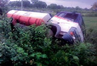 Tanker overturned: | टँकर उलटला :