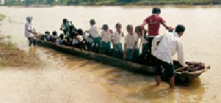 Heavy rains affected the life span | मुसळधार पावसाने जनजीवन प्रभावित