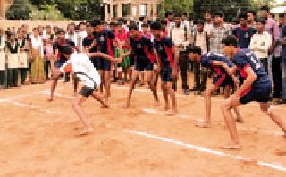 Pursuit to win: | जिंकण्यासाठी चुरस :