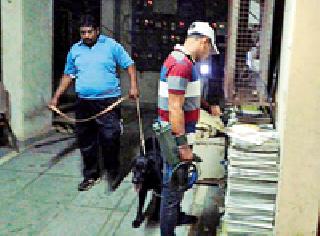 Searching from a bomb detection squad in Chandrapur | चंद्रपुरात बॉम्बशोधक पथकाकडून सर्चिंग Searching from a bomb detection squad in Chandrapur | चंद्रपुरात बॉम्बशोधक पथकाकडून सर्चिंग