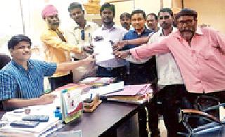 Give lease to encroachers: Demand for citizens of Gokulnagar | अतिक्रमणधारकांना पट्टे द्याजिल्हाधिकाऱ्यांना निवेदन : गोकुलनगरातील नागरिकांची मागणी