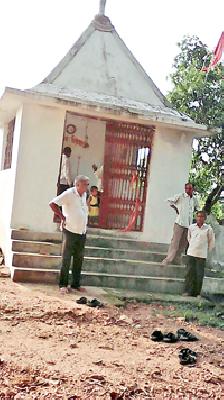 The three Nagrajites reside in the Nagdwara temple | नागद्वार मंदिरालगत तीन नागराजांचे वास्तव्य