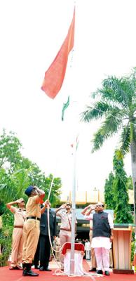 Guardian Minister Praveen Potte inaugurated the tricolor | पालकमंत्री प्रवीण पोटे यांच्या हस्ते तिरंग्याला सलामी