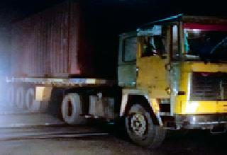 Trailer collapsed in the middle of the train track | रेल्वे ट्रॅकच्या मधोमध बंद पडला ट्रेलर