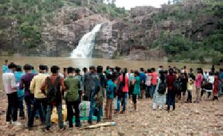 The crowd of tourists started growing in Hazraffal | ‘हाजराफॉल’मध्ये वाढू लागली पर्यटकांची गर्दी The crowd of tourists started growing in Hazraffal | ‘हाजराफॉल’मध्ये वाढू लागली पर्यटकांची गर्दी