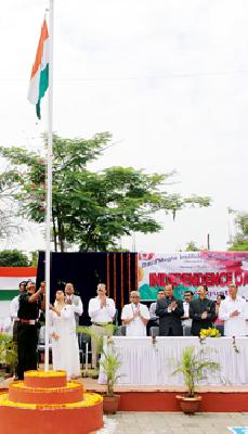 The flag hoisting program at Independence Day | स्वातंत्र्यदिनी जिल्ह्यात ठिकठिकाणी ध्वजारोहण कार्यक्रम