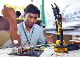 Sumitene gave artificial hands life to life! | सुमितने दिला कृत्रिम हातांना जिवंतपणा!