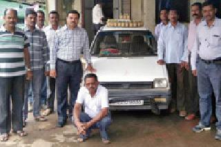 Maruti car seized with liquor | मारूती कारसह दारूसाठा जप्त Maruti car seized with liquor | मारूती कारसह दारूसाठा जप्त