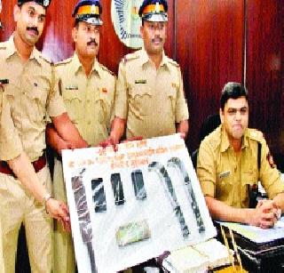 Seraiyat gang gang armed with armed robbery in Juhu | जुहूमध्ये सशस्त्र दरोडा घालणारी सराईत टोळी गजाआड Seraiyat gang gang armed with armed robbery in Juhu | जुहूमध्ये सशस्त्र दरोडा घालणारी सराईत टोळी गजाआड