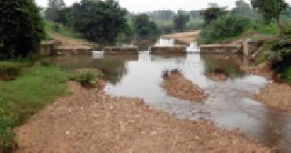 An ecosystem of irrigation facility due to incomplete bondage: | अपूर्ण बंधाऱ्यामुळे सिंचन सुविधेची ऐसीतैसी :