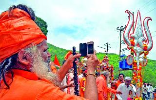 Just touch a photo! | ... जरा फोटो तो खिंच लू!