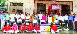 Rotary wheelchair at the station | रेल्वेस्थानकावर रोटरीच्या व्हीलचेअर
