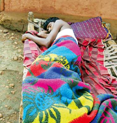 Citizens of Deshmukh, have turned their faces towards fear | देशमुखगुड्यातील नागरिकांनी भीतीपोटी सणाकडे फिरविली पाठ Citizens of Deshmukh, have turned their faces towards fear | देशमुखगुड्यातील नागरिकांनी भीतीपोटी सणाकडे फिरविली पाठ