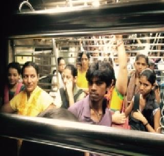 Lessons taught by females to enter the Ladies coach and to attack the garlands | लेडिज डब्यात घुसून हल्ला करणा-या गर्दुल्याला महिलांनी शिकवला धडा Lessons taught by females to enter the Ladies coach and to attack the garlands | लेडिज डब्यात घुसून हल्ला करणा-या गर्दुल्याला महिलांनी शिकवला धडा