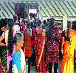 Vandalala attack on women in local area | लोकलमध्ये महिलांवर गर्दुल्ल्याचा हल्ला