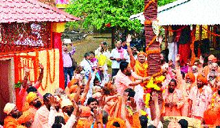 Atal Akhada flag hoisted | अटल आखाड्याची ध्वजा फडकली