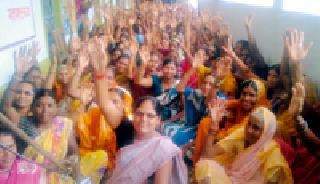 Woman Suffrages For Alcohol: | महिला सरसावल्या दारुबंदीसाठी : Woman Suffrages For Alcohol: | महिला सरसावल्या दारुबंदीसाठी :