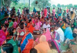 The devotees took a glimpse of the live Nagaraja | भाविकांनी घेतले जिवंत नागराजाचे दर्शन The devotees took a glimpse of the live Nagaraja | भाविकांनी घेतले जिवंत नागराजाचे दर्शन