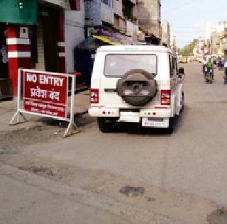 Police holes in the market traffic system | बाजारातील वाहतूक व्यवस्थेला पोलिसांकडूनच छेद