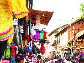 Thattala market on the threshold of the corporation | पालिकेच्या उंबऱ्यावर थाटला बाजार