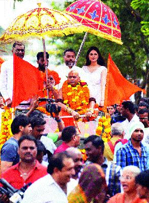 'Golden Baba' and celebrity | ‘गोल्डन बाबा’ आणि सेलिब्रिटी