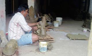 Gudiyatli 'Chitraol' | गजबजू लागली गोंदियातली ‘चितारओळ’