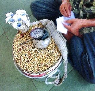 Flare-threshold passengers risk | धगधगत्या फेरीवाल्यांचा प्रवाशांना धोका Flare-threshold passengers risk | धगधगत्या फेरीवाल्यांचा प्रवाशांना धोका