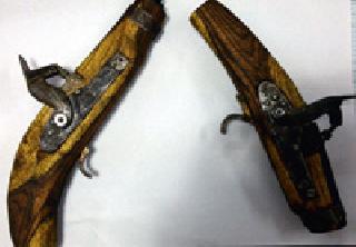 Two people who are in the country's ruckus are arrested | देशी कट्टा बाळगणाऱ्या दोन इसमांना अटक