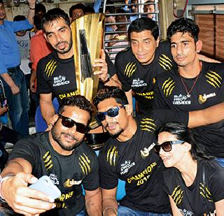 Local Showdown of 'You Mumba' | ‘यू मुंबा’चा लोकल जल्लोष