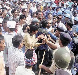 Violent turn of the movement in Gujarat, 4 killed | गुजरातमधील आंदोलनास हिंसक वळण, ४ ठार Violent turn of the movement in Gujarat, 4 killed | गुजरातमधील आंदोलनास हिंसक वळण, ४ ठार