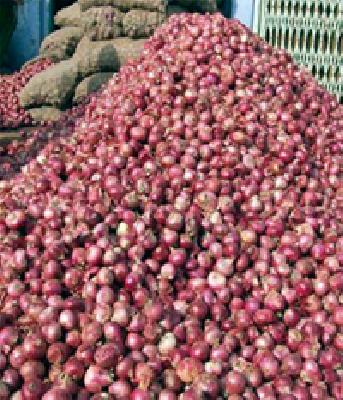 Onion is the common brand of 'Vanda' | कांद्याने केलाय सर्वसामान्यांचा ‘वांदा’