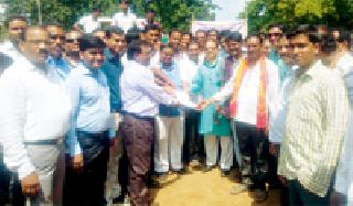 Hundreds of tractor holders on Etapally tehsil | एटापल्ली तहसीलवर धडकले शेकडो ट्रॅक्टरधारक Hundreds of tractor holders on Etapally tehsil | एटापल्ली तहसीलवर धडकले शेकडो ट्रॅक्टरधारक