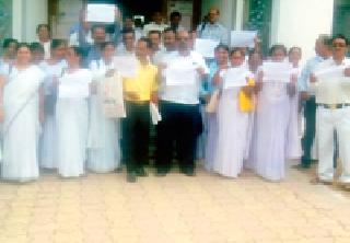 Exhibition on health care staff meeting | आरोग्य कर्मचाऱ्यांचा आढावा सभेवर बहिष्कार