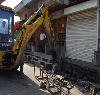 Cleaning the drains in the old vegetable market | जुना भाजी बाजारात नाले सफाई