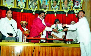 Stand out for ten hours on 'Outdated' budget | ‘आउटडेटेड’ अंदाजपत्रकावर दहा तास खल