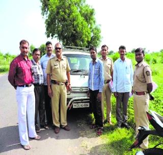 The vehicle carrying smugglers caught the vehicle | चंदनाची तस्करी करणा-या वाहनास पकडले The vehicle carrying smugglers caught the vehicle | चंदनाची तस्करी करणा-या वाहनास पकडले