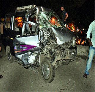 Students escaped from a horrific accident | भीषण अपघातातून विद्यार्थी बचावले