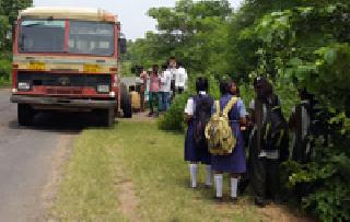 Shutter bus passengers board bus | भंगार बसचा प्रवाशांना बसला फटका