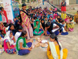 250 students rejected food | २५० विद्यार्थिनींनी भोजन नाकारले 250 students rejected food | २५० विद्यार्थिनींनी भोजन नाकारले