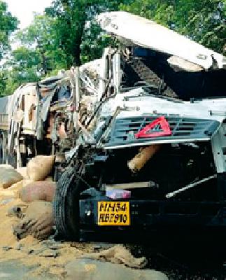 One killed in a truck shock | दोन ट्रकच्या धडकेत एक ठार