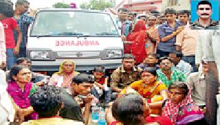 Stacked fire on angry mob | संतप्त जमावाची वाहनावर दगडफेक