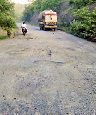Citizen's stricken by road day | रस्त्याच्या दैनेमुळे नागरिक त्रस्त