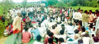 Thousands of people on the road to the claim | हक्कासाठी हजारो नागरिक रस्त्यावर Thousands of people on the road to the claim | हक्कासाठी हजारो नागरिक रस्त्यावर