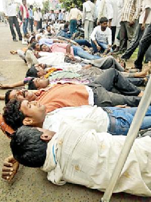 The Loatangan movement of the car project affected | कार प्रकल्पग्रस्तांचे लोटांगण आंदोलन